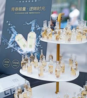 靠摆摊日收过万的后浪，离不开品牌们的支持
