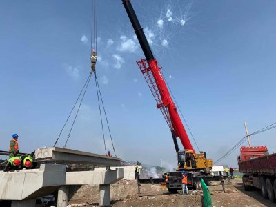 京沪高速公路JHK-GY1标项目首片板梁成功架设