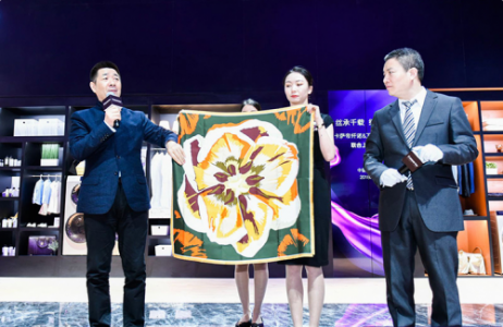 万事利彰显丝绸的文化魅力，成万众瞩目的焦点