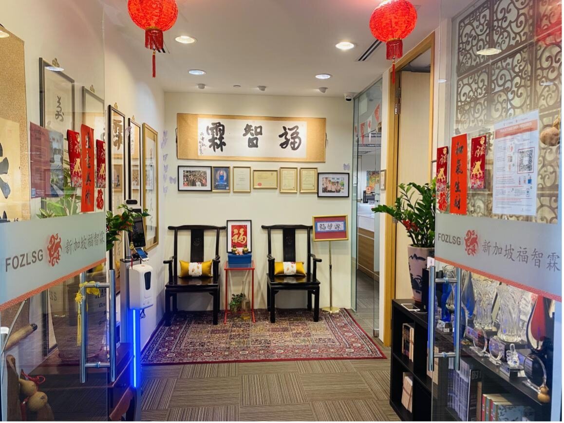 商店的玻璃门

描述已自动生成