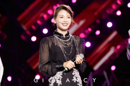 姬存希演绎万人盛典高光时刻，璀璨女神刘涛惊喜现身群星盛典活动