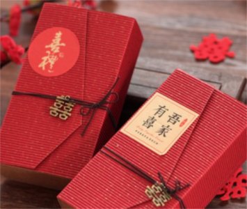 传统中式婚礼的现场，花临喜红色喜糖盒传递浓浓喜庆味