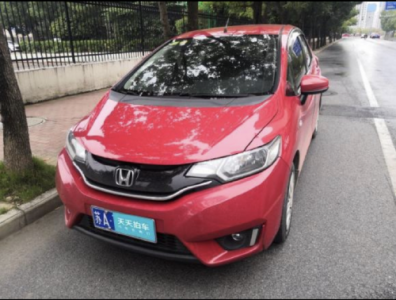 天天拍车：保值率稳居榜首的本田飞度二手车市场价格如何？